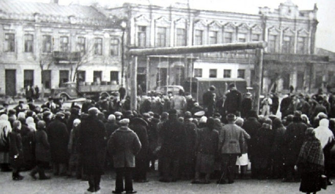 Немцы казнят заложников на базарной площади Николаева. Зима 1942 г.