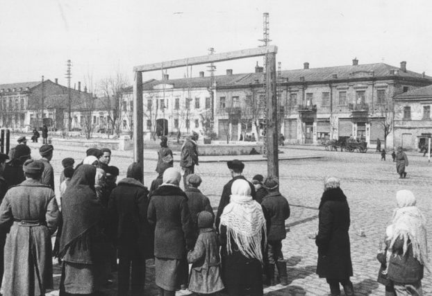 Немцы казнят заложников на базарной площади Николаева. Зима 1942 г.