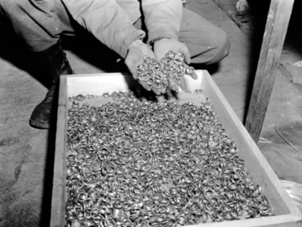 Обручальные кольца, изъятые из концлагеря в Бухенвальде, шли на переплавку. 