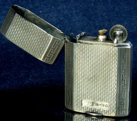Зажигалки фирмы Mappin & Webb выпускались в 1930-х годах. 