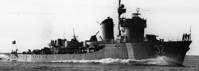 Шведский эсминец в конвое торговых кораблей. 1942 г. 