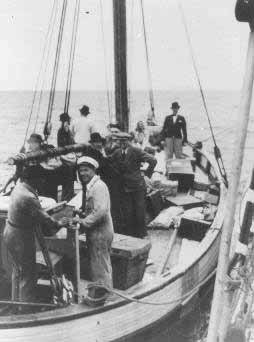 Шведы вывозят еврейских беженцев из Дании. 1943 г. 