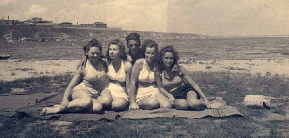 Немецкий солдат в окружении местных девушек на пляже «Стрелка». Лето 1942 г. 
