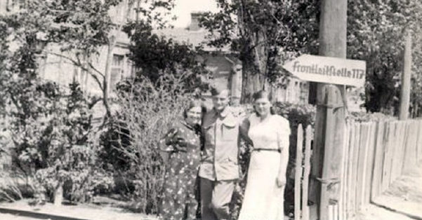Немецкий солдат с николаевскими девушками. Лето 1942 г. 