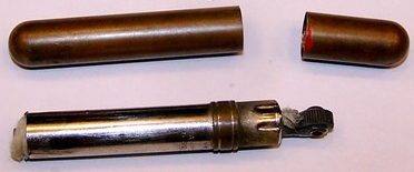 Зажигалки «Redilite» фирмы Brown & Bigelow, выпускались в 1930-1940-х годах. 