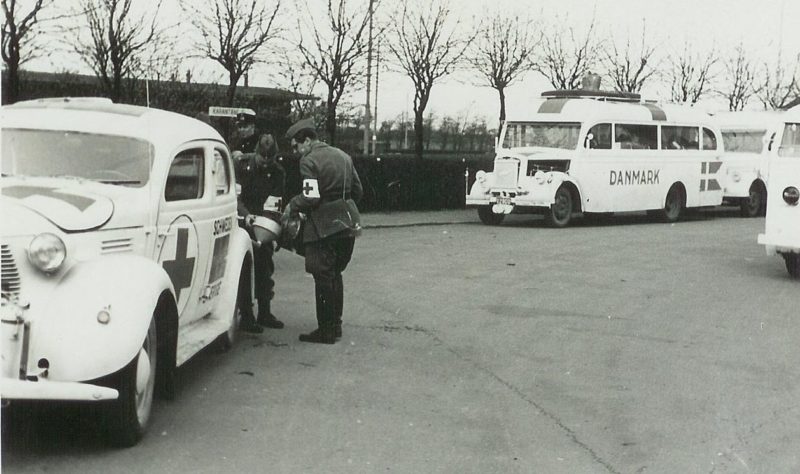 «Белые автобусы» шведского Красного Креста вывозят узников концлагеря. 1945 г.