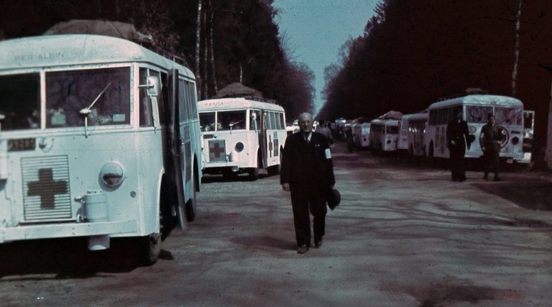 Шведские «белые автобусы» в их полевом штабе в Фридрихсрухе. 1945 г.