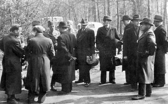 Офицеры гестапо провожают «белые автобусы». 1945 г.