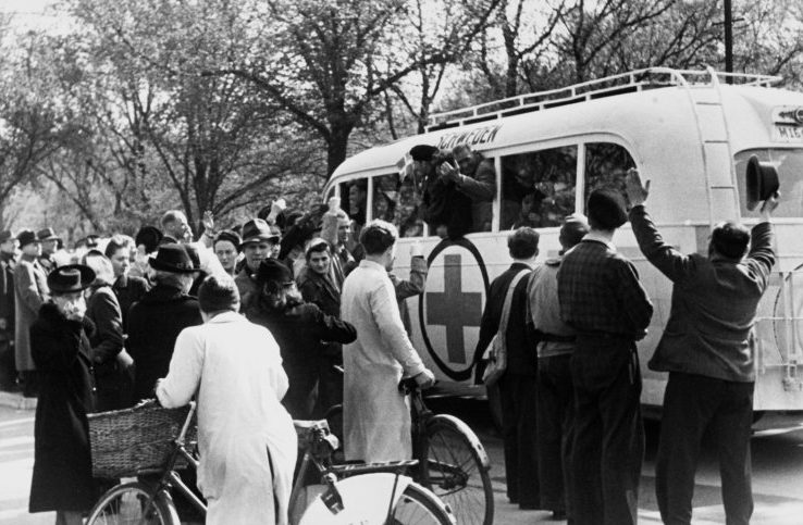 Встреча узников концлагеря, вывезенных на «белых автобусах». 1945 г. 
