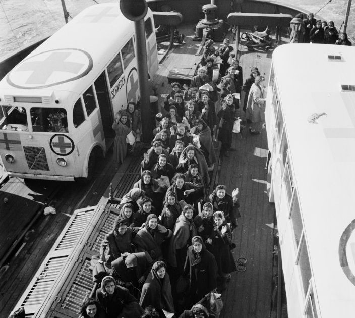 Встреча узников концлагеря, вывезенных на «белых автобусах». 1945 г. 
