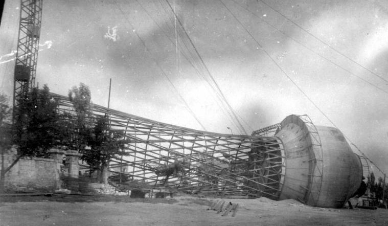 Подготовка водонапорной башни к подъему. 1944 г. 
