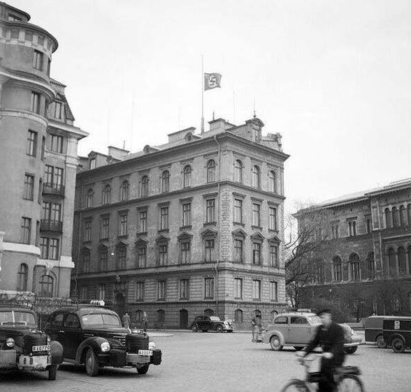 Приспущенный флаг на немецком посольстве в день смерти Гитлера. Стокгольм. Апрель 1945 г. 