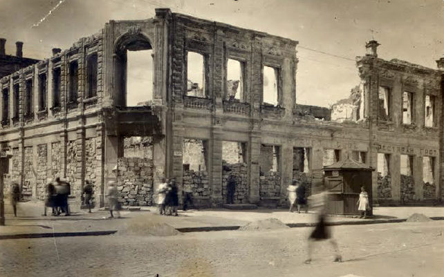 Разрушенный дом на ул. Советская и углу Б.Морской. 1944 г. 