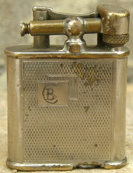 Зажигалка фирмы H.L., выпускалась в 1930-х годах.