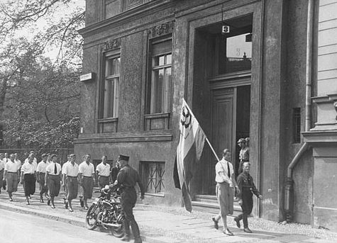 Студенты перед разгромом библиотеки Института исследования сексуальности в Берлине. 6 мая 1933 г.