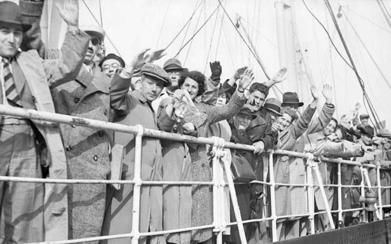 Еврейские беженцы на борту немецкого лайнера Сент-Луис, который не приняли Куба и США. Пароход возвратили в Германию, где всех беженцев отправили в концлагерь. Половина из них погибла. 29 июня 1939 года.