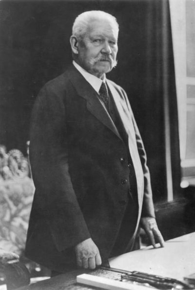 Глава Веймарской Республики Пауль фон Гинденбург.