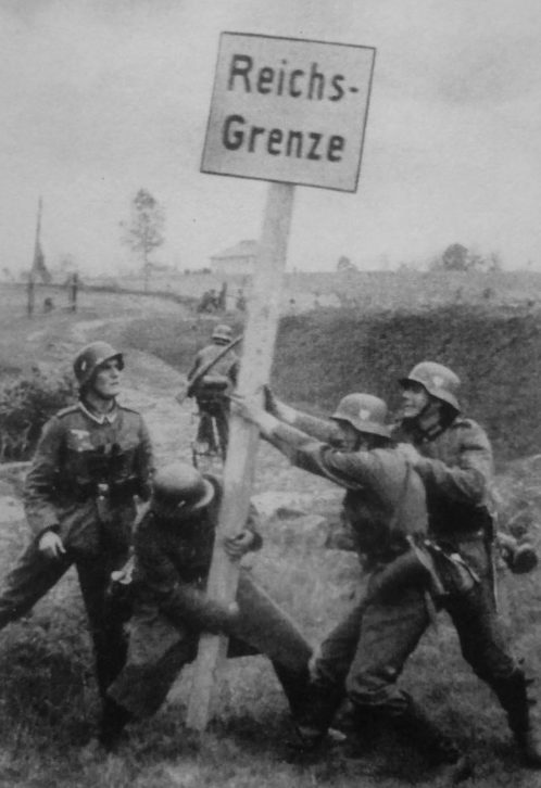 Немецкие солдаты демонтируют пограничный столб на границе с Чехословакией. Октябрь 1938 г. 