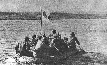 Японская пехота переправляется через р. Халхин-Гол. 1939 г.