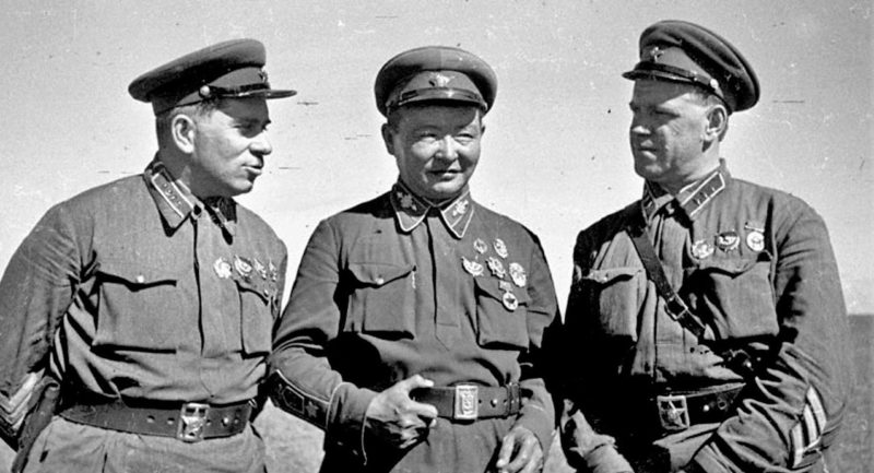 Командарм 2-го ранга Г. М. Штерн, маршал Монгольской Народной Республики Х. Чойбалсан и командир корпуса Г. К. Жуков на командном пункте Хамар-Дабан.