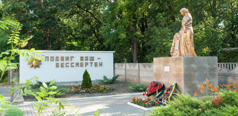 г. Абинск. Памятник Скорбящей Матери на Старом кладбище, установленный в 1946 году на братской могиле, в которой захоронены 2 312 советских воинов, погибших в сражениях за станицу.