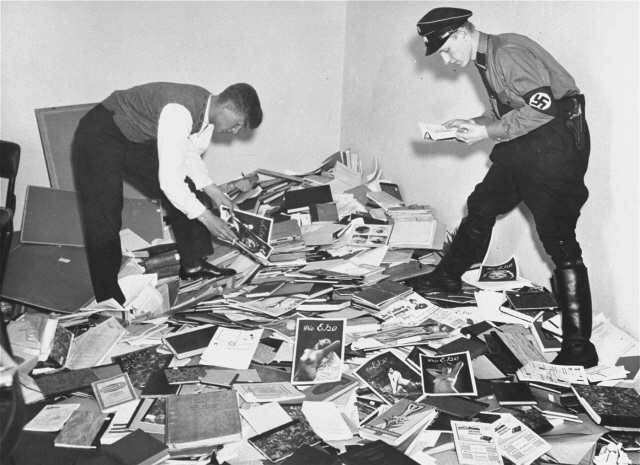 Студенты за процессом конфискации книг в Институте исследования сексуальности. 6 мая 1933 г.
