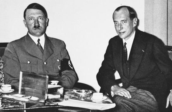 Гитлер и министр иностранных дел Польши Бек накануне подписания договора. 1934 г.