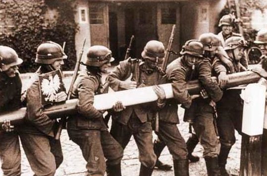Солдаты Вермахта ломают шлагбаум на польской границе. 1сентября 1939 г. 