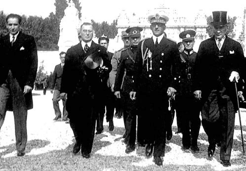 Ататюрк и король Югославии Александр I встречаются в Стамбуле для обсуждения Балканского пакта. 