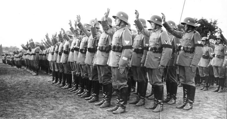 Солдаты рейхсвера дают клятву Гитлера в 1934 году. 