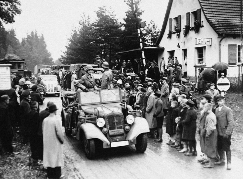 Немецкие войска пересекают границу с Чехословакией после передачи Судетской области. Октябрь 1938 г.