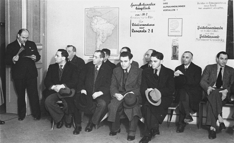 Очередь на оформление выездных документов. Берлин, январь 1939 г. 