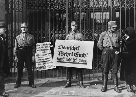 СА у еврейского универмага в Берлине. Надписи гласили: «Немцы защищаются! Не покупайте у евреев». 1 апреля 1933 г. 