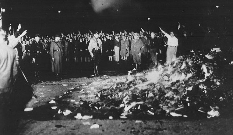 Студенты сжигают «негерманские» книги на берлинской площади Опернплац. 10 мая 1933 г.