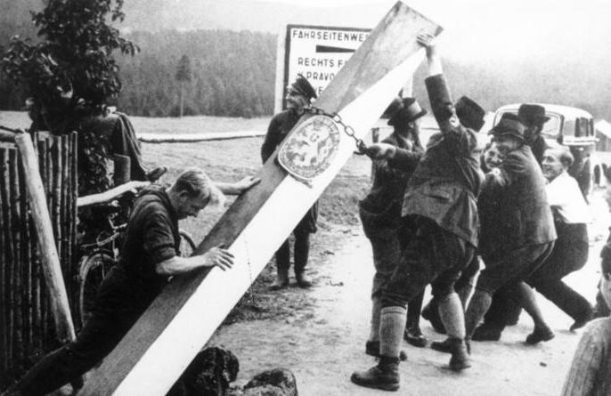 Поляки, жители Тешина, сносят чехословацкие пограничные столбы.