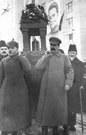 Молотов, Ворошилов, Сталин и Калинин несут урну с прахом Кирова. 6 декабря 1934 г. 