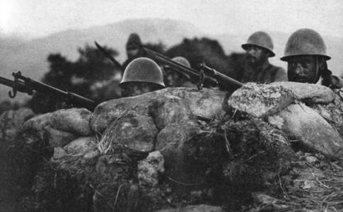 Японские солдаты, окопавшиеся на захваченных сопках Заозёрная и Безымянная. 1938 г. 