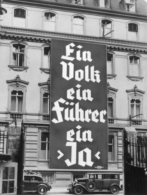 Агитационный баннер «Единый народ, единый вождь, единогласное - да». Ноябрь 1933 г.