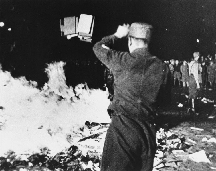 Студенты сжигают «негерманские» книги на берлинской площади Опернплац. 10 мая 1933 г.