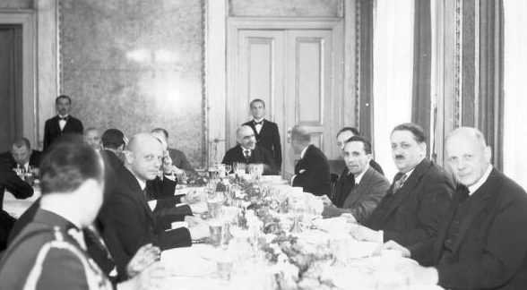 Обед в честь Йозефа Геббельса с польском Сейме с участием депутатов и польских лидеров.