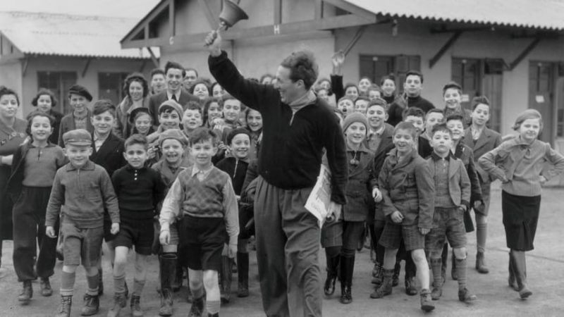 Звонок на обед в лагере для еврейских детей-беженцев из Германии и Австрии. 1939 г.
