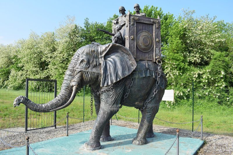 Памятник боевому слону Карфагена. Италия.