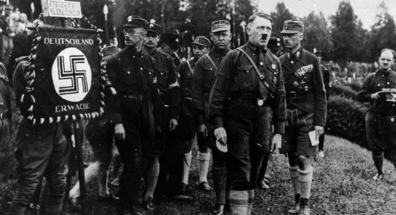 Гитлер среди штурмовиков. 