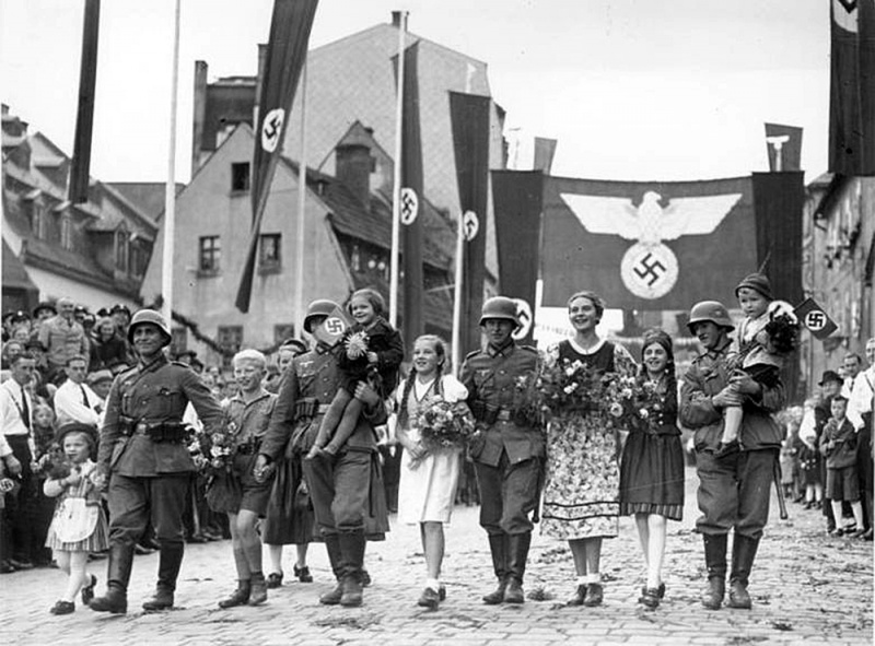 Немецкие войска входят в чешский город Аш. Октябрь 1938 г. 