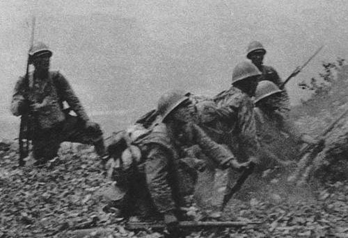 Японские солдаты, окопавшиеся на захваченных сопках Заозёрная и Безымянная. 1938 г. 