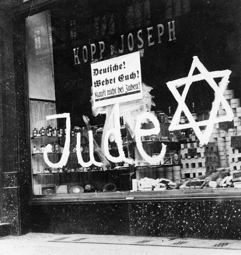 Знак на магазине, принадлежащем немецким евреям: «Берегите себя, не покупайте у евреев».
