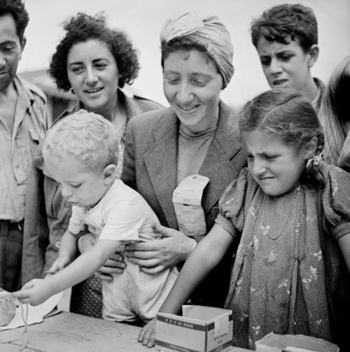 Еврейские женщины и дети, регистрирующиеся в лагере беженцев Форт Онтарио, август 1944 года.