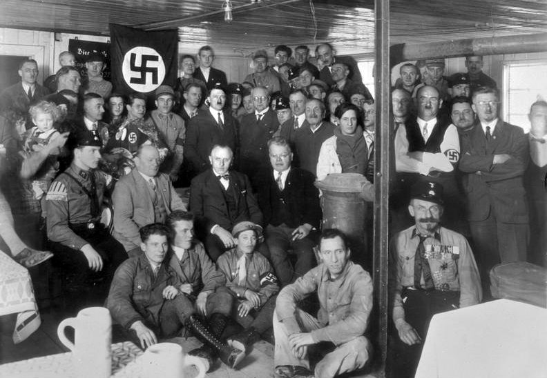 Гитлер со «старыми» партийцами на ежегодной встрече. Мюнхен, 1930 г. 