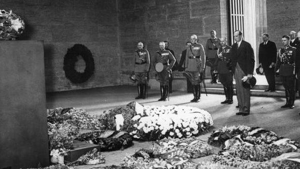 Возложение польской делегацией цветов у вечного огня павшим немецким солдатам. 1938 г. 