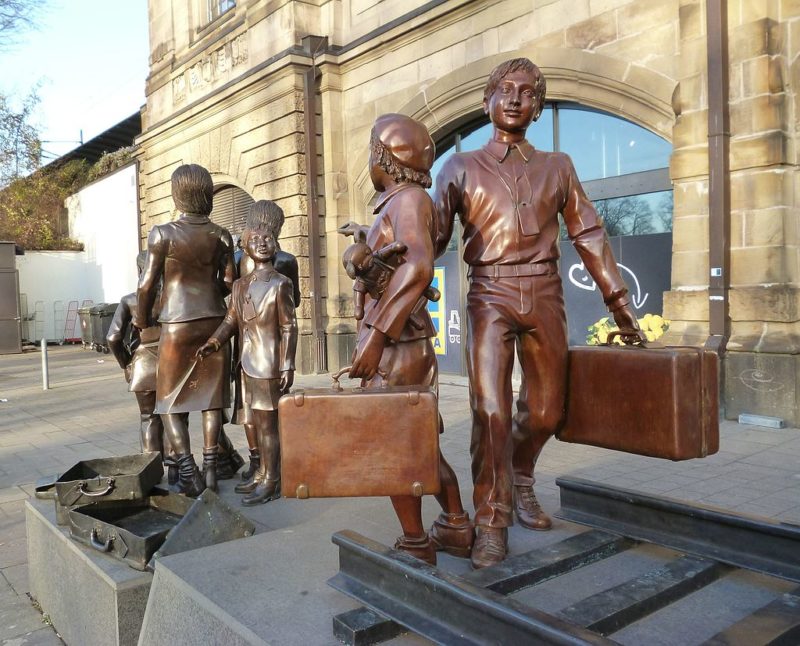 Железнодорожная станция Даммтор - скульптура «Киндертранспорт». Гамбург-Ротербаум, 2016 г.